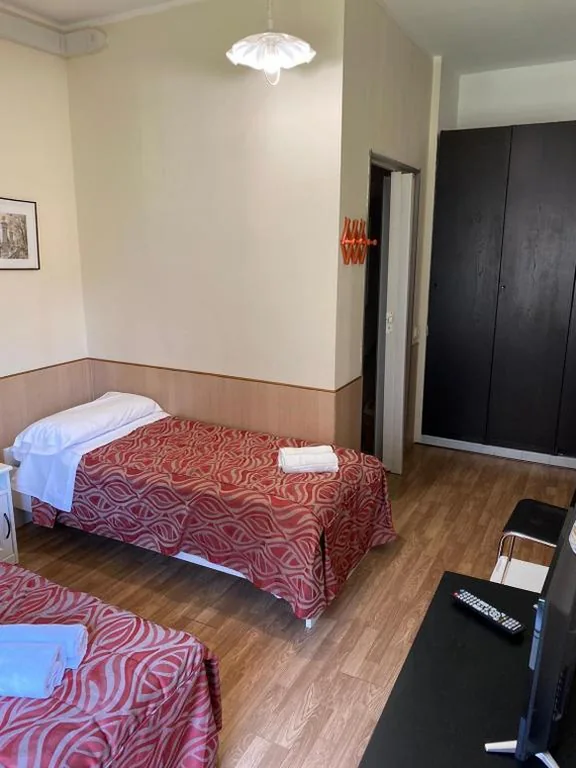 Camera Matrimoniale/Doppia con Letti Singoli con Bagno Privato — Affittacamere Metro Fiera