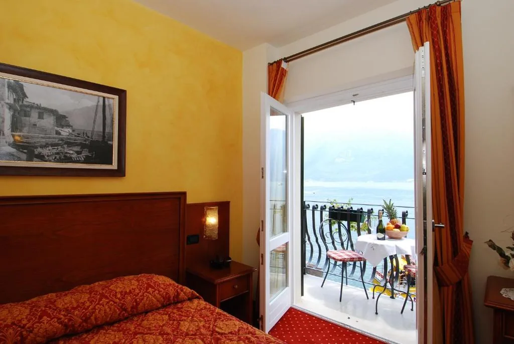 Camera Matrimoniale/Doppia con Letti Singoli con Balcone — Albergo Ristorante Montebaldo