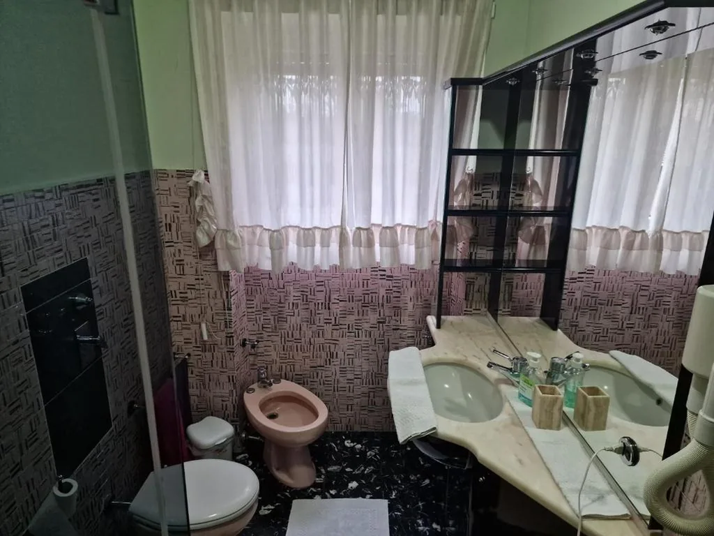 Camera Matrimoniale/Doppia con Letti Singoli con Bagno Privato Esterno — B&B Cavaliere Milano