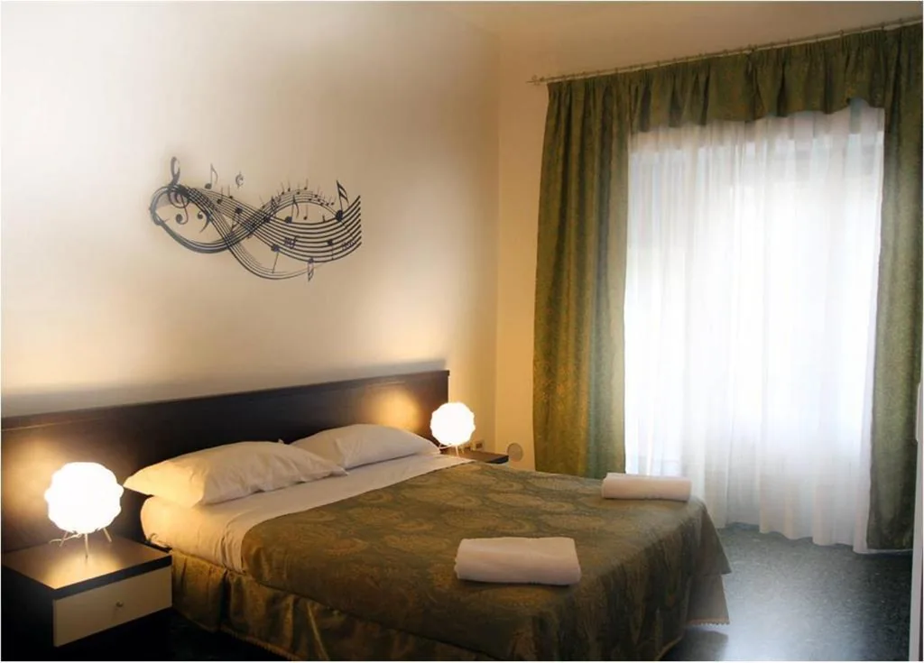 Double/Twin Room with Shared Bathroom — B&B Music
