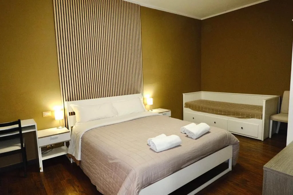 Double Room with Twin Beds with Private Bathroom — Bergamoincity