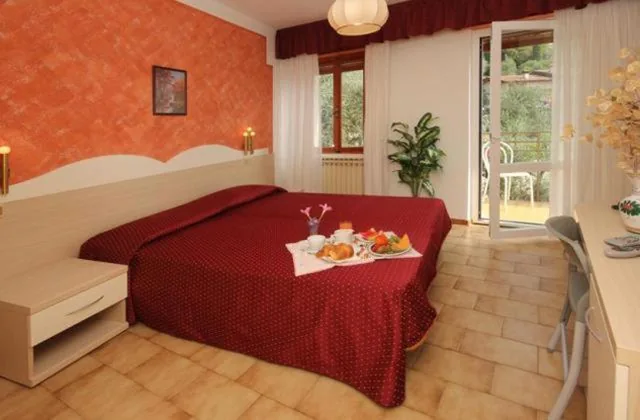 Camera Matrimoniale/Doppia con Letti Singoli con Balcone — Hotel Augusta Garnì