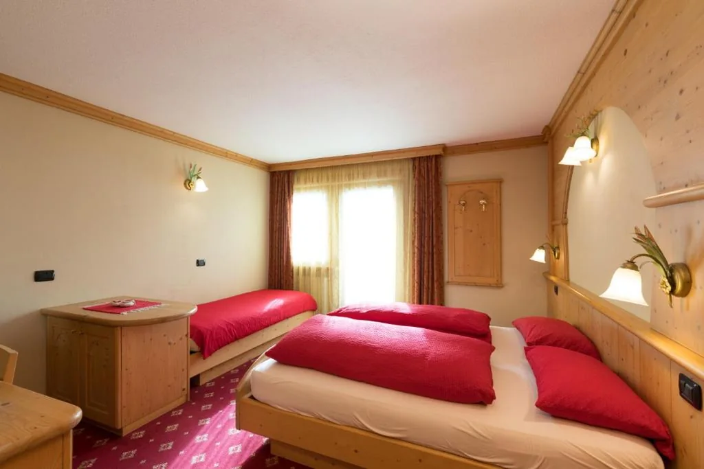 Double/Twin Room with Balcony — Hotel Champagne