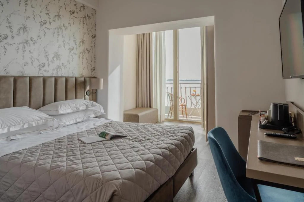 Double/Twin Room with Balcony and Lake View — Hotel Du Lac Gardone Riviera