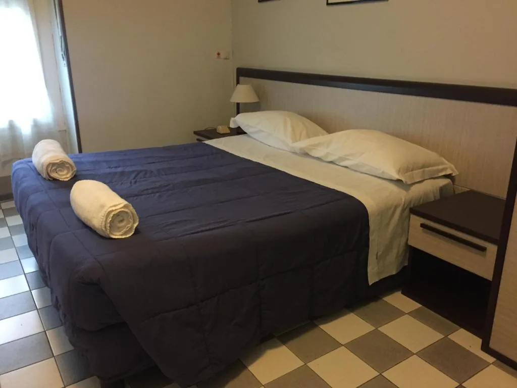 Double Room with Twin Beds and Shared Bathroom — Hotel Eva