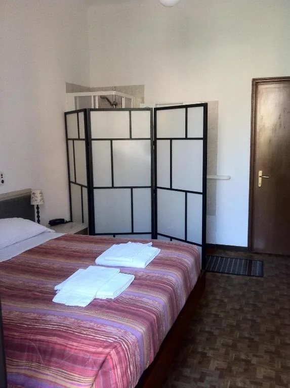 Camera Matrimoniale/Doppia con Letti Singoli con Bagno in Comune — Hotel Gambara