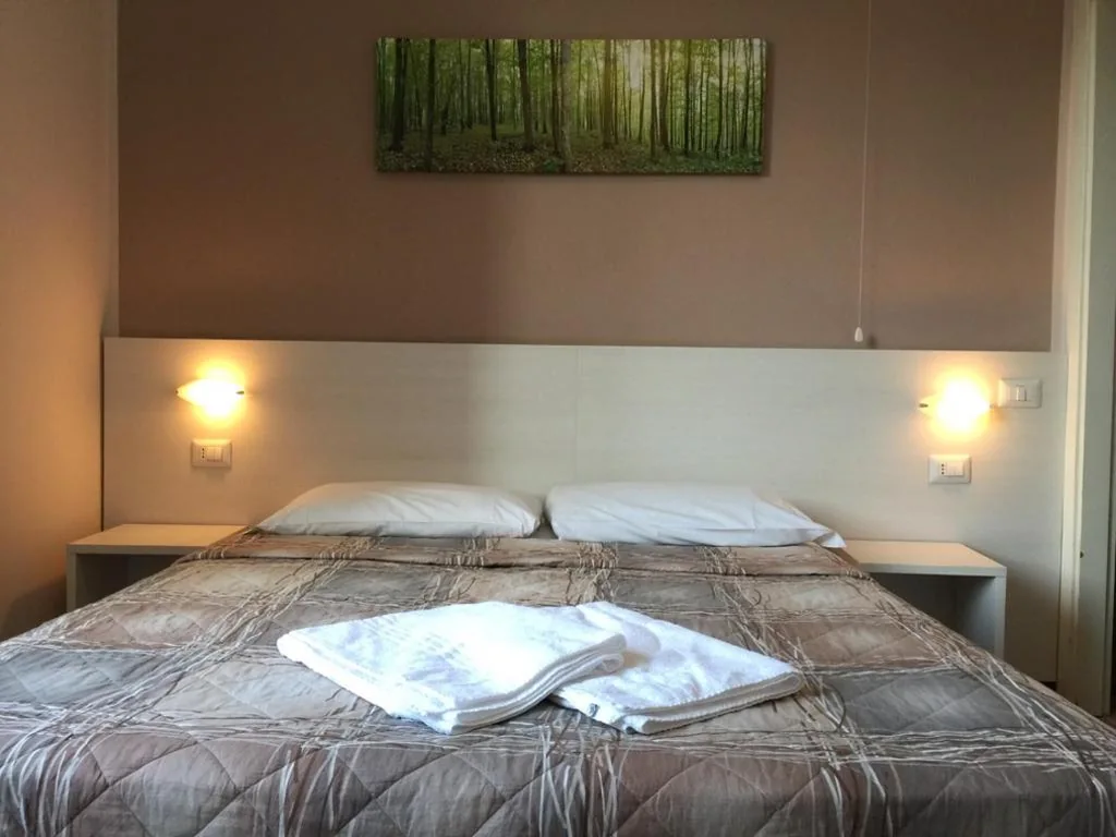 Double/Twin Room with Bathroom — Hotel Kennedy
