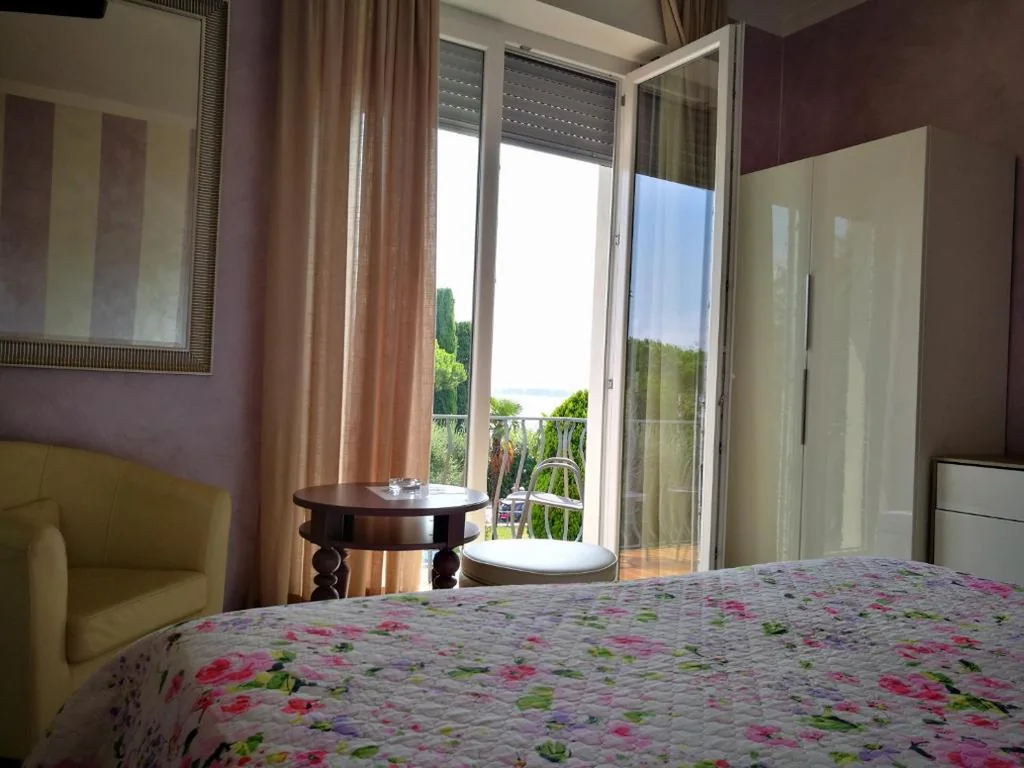 Camera Matrimoniale/Doppia con Letti Singoli con Balcone — Hotel Mirabello