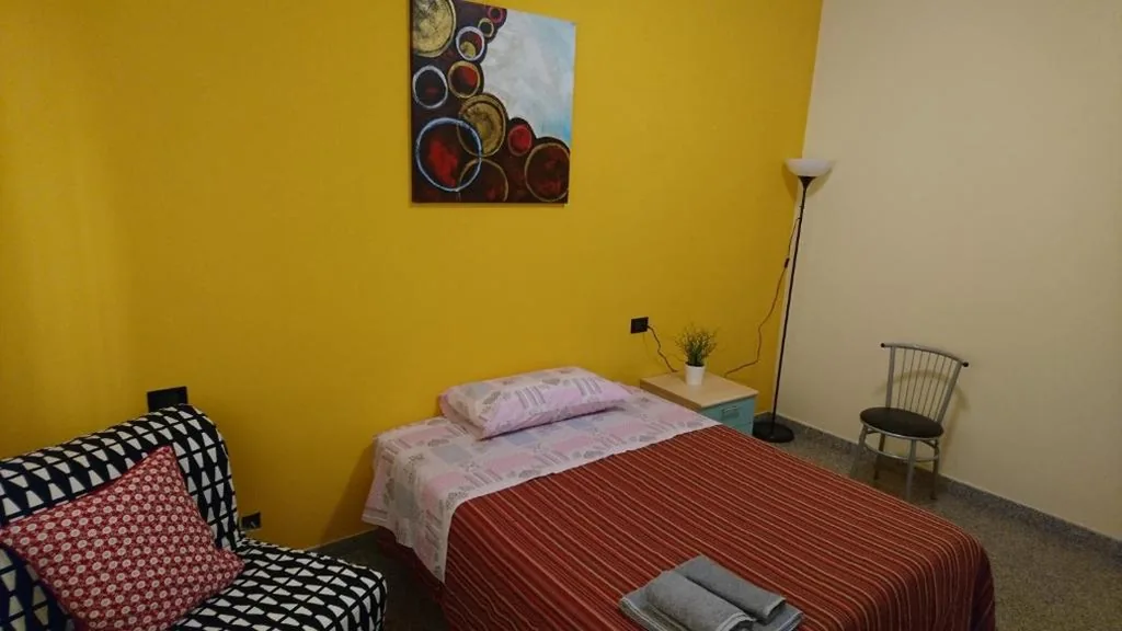 Camera Matrimoniale/Doppia con Letti Singoli con Bagno in Comune — L’Isola di Romy