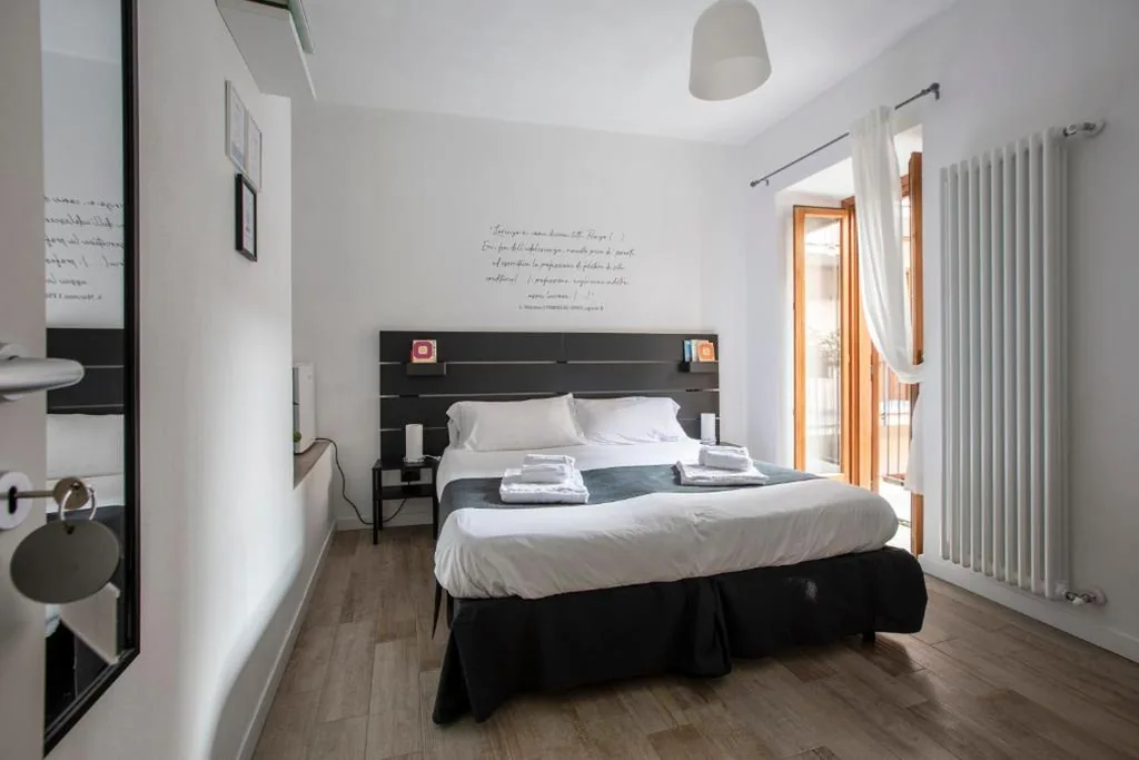 Camera Matrimoniale/Doppia con Letti Singoli con Bagno in Comune — La Casa del Sarto – Rooms and Apartments