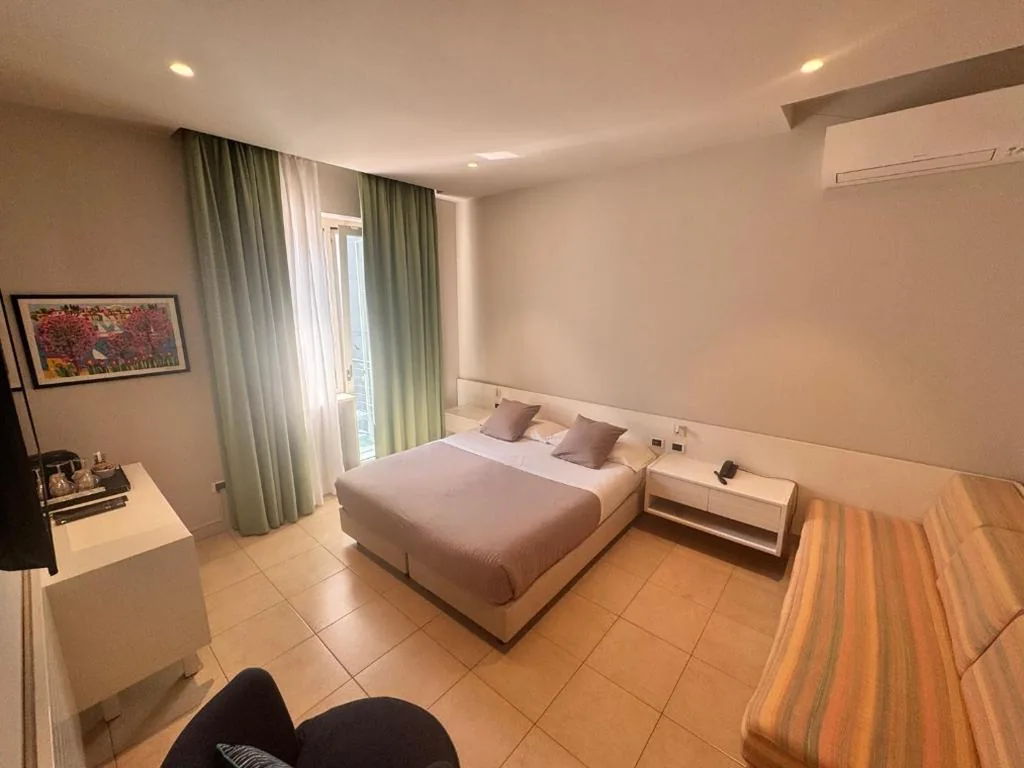 Double/Twin Room with Balcony and Side Lake View — Le Petit Du Lac