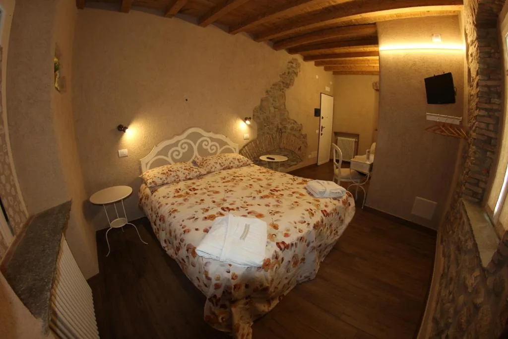 Camera Matrimoniale/Doppia con Letti Singoli con Bagno — Locanda Vecchia Osteria