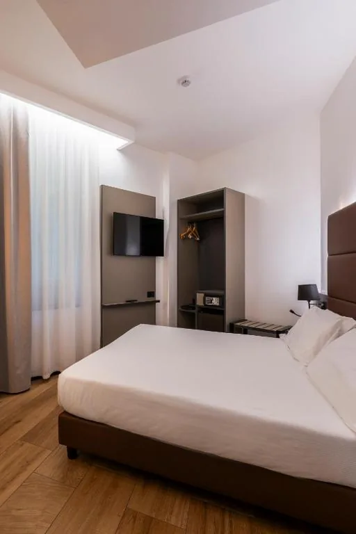 Double/Twin Room with External Private Bathroom — London Hotel