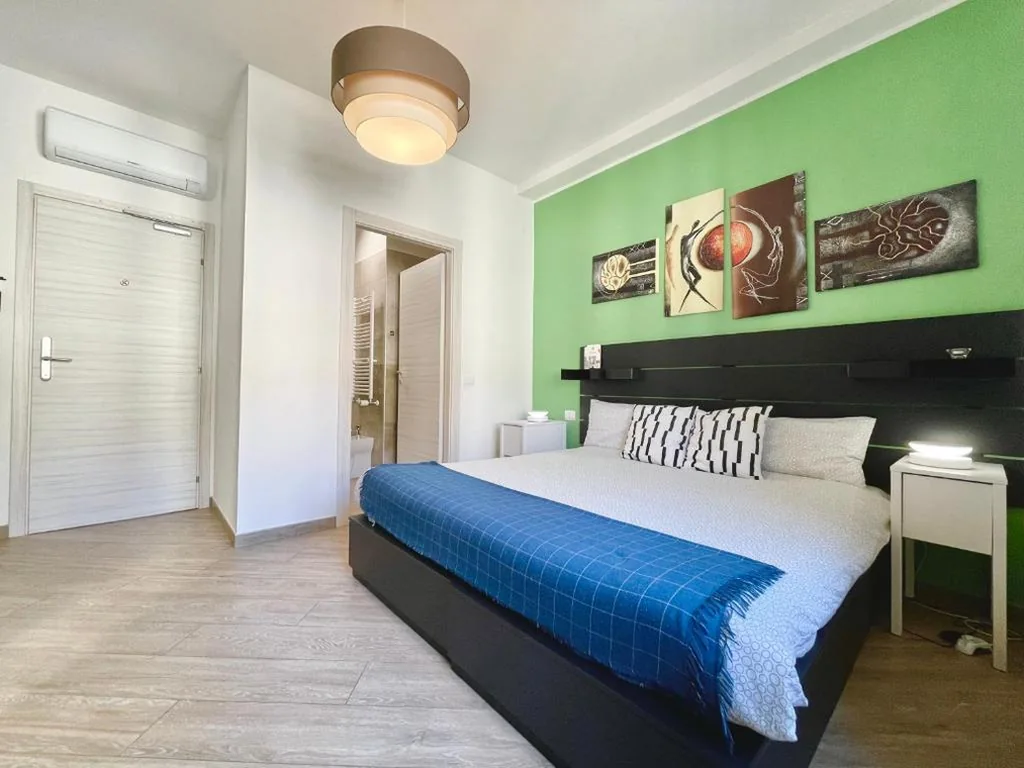 Double/Twin Room with Private Bathroom — MilanHolidays