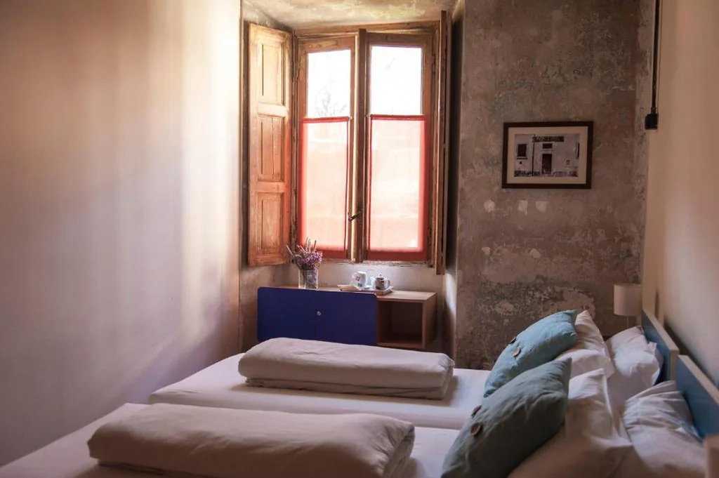 Camera Matrimoniale/Doppia con Letti Singoli con Bagno Privato — Un posto a Milano – guesthouse all’interno di una cascina del 700