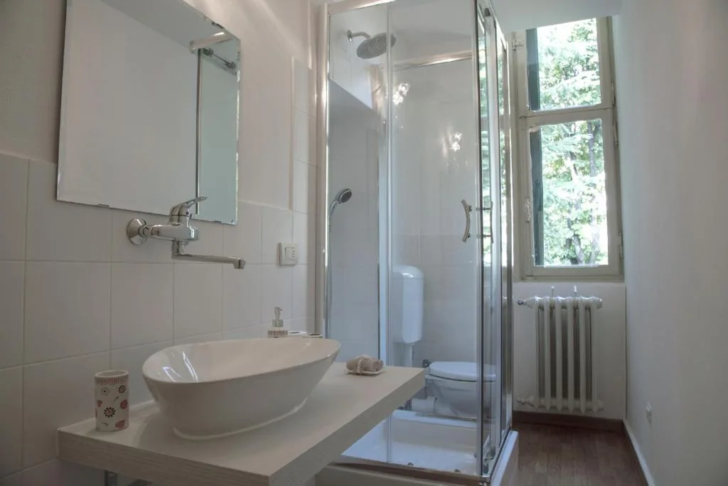 Camera Matrimoniale/Doppia con Letti Singoli con Bagno Privato Esterno — Villa del Cigno