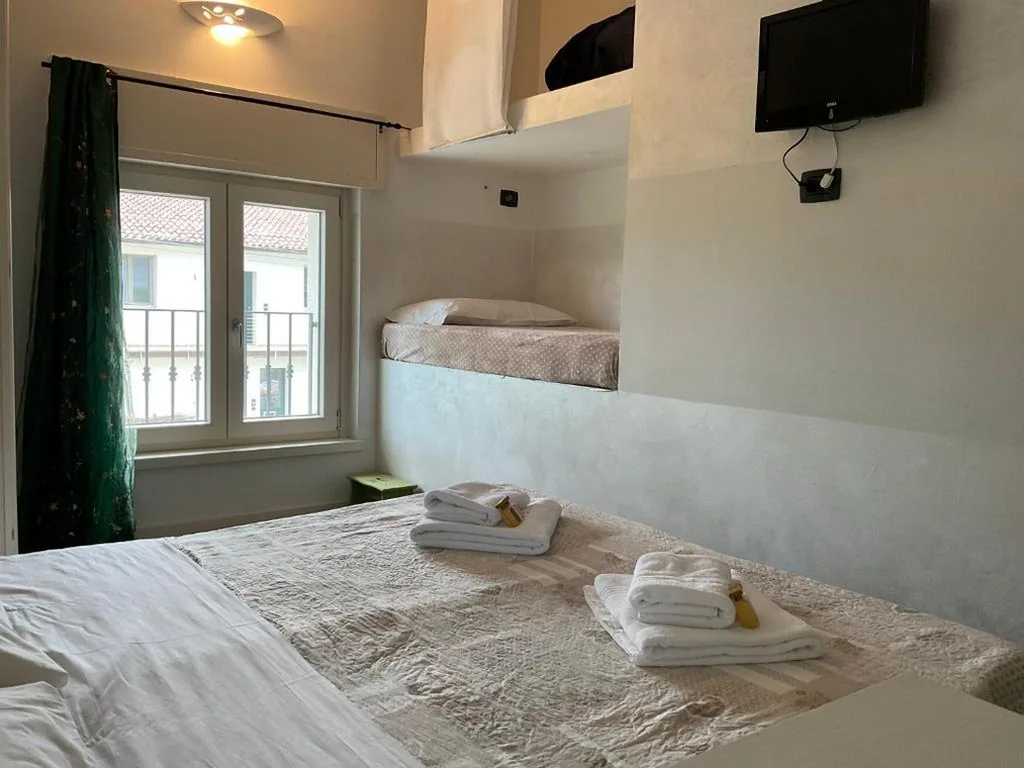 Camera Matrimoniale/Doppia con Letti Singoli con Bagno Privato — Villa La Baia a pochi passi dal lago