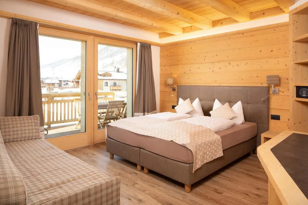 Camera Matrimoniale/Doppia con Letti Singoli con Letto Supplementare — B&B Ecohotel Chalet des Alpes