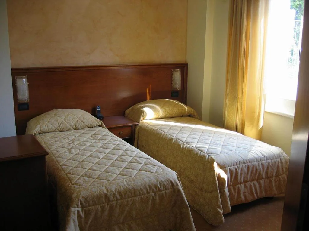 Camera Matrimoniale/Doppia con Letti Singoli con Vista Montagna — Albergo Ristorante Montebaldo