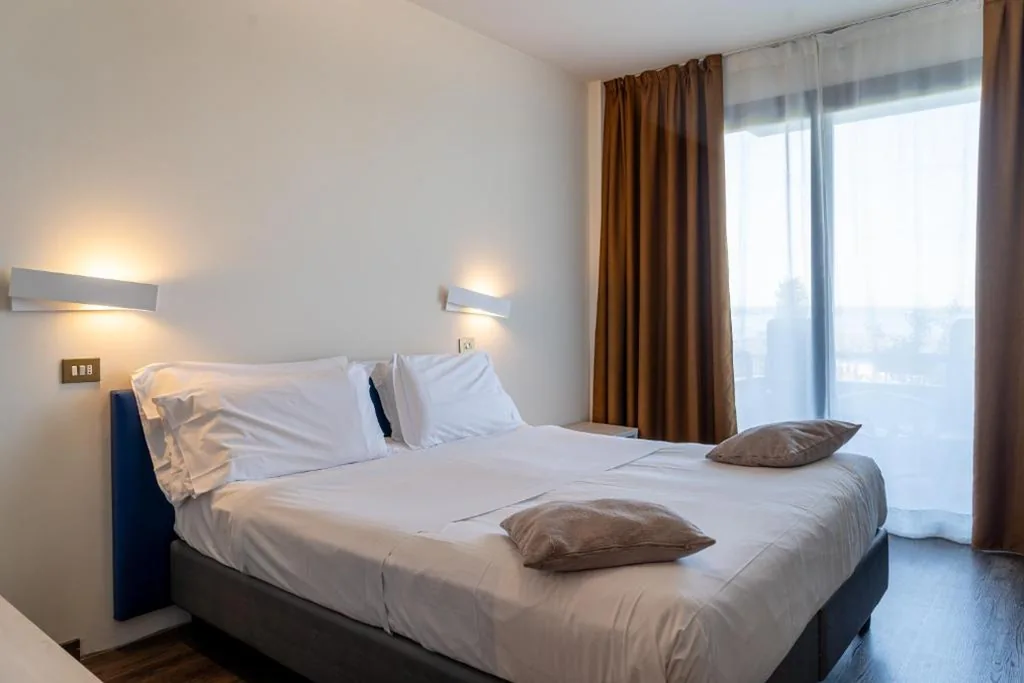 Camera Matrimoniale/Doppia con Letti Singoli con Vista Lago. — Hotel Désirée by Double Hospitality