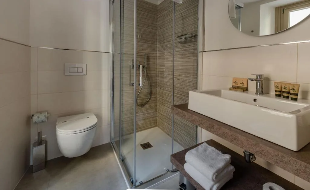 Double/Twin Room with Partial Lake View and Balcony — Hotel Du Lac Gardone Riviera