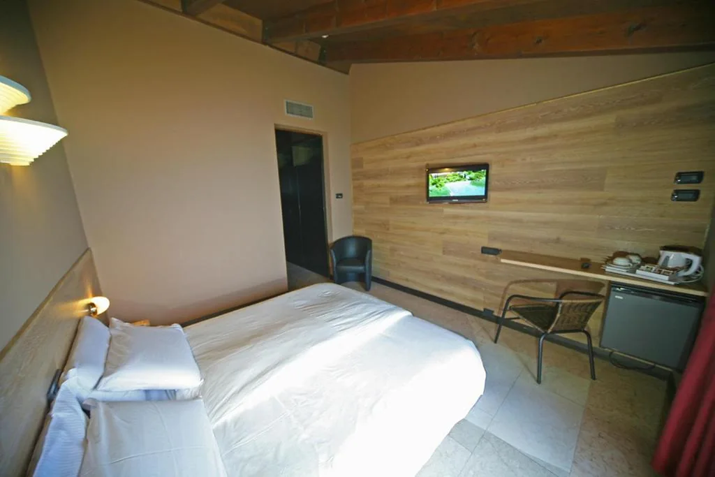 Double/Twin Room with Lake View — Hotel La Paül