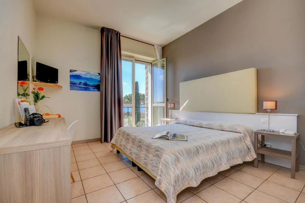 Camera Matrimoniale/Doppia con Letti Singoli con Vista Lago Parziale — Hotel Miramar