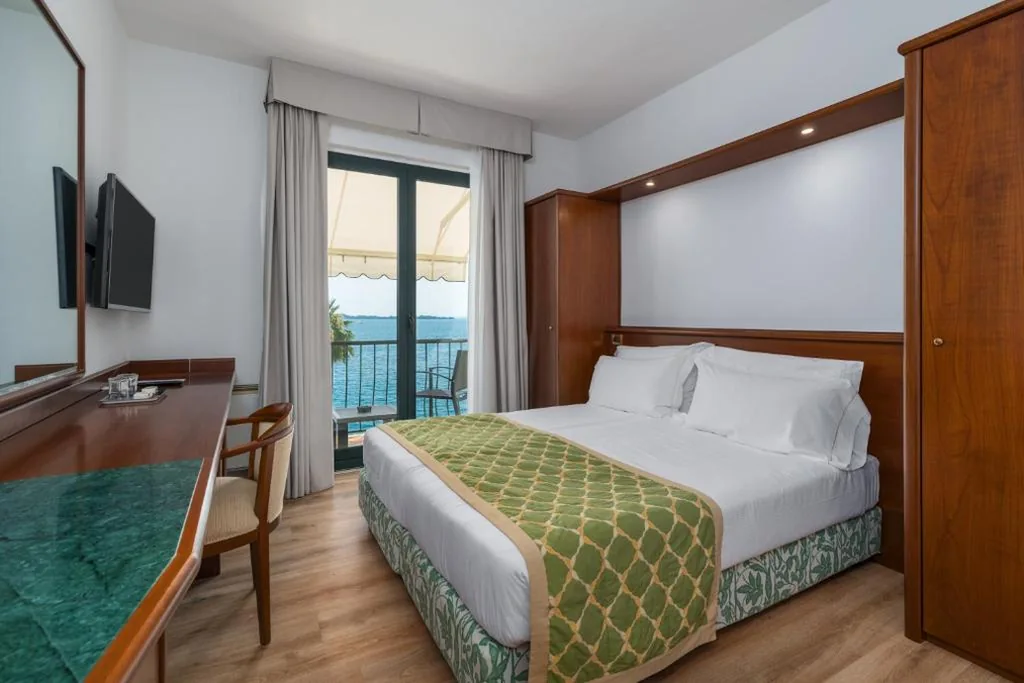 Double/Twin Room with Lake View — Hotel Villa Capri
