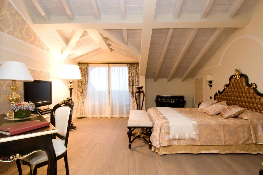 Double/Twin Room with Lake View — Hotel Villa Del Sogno