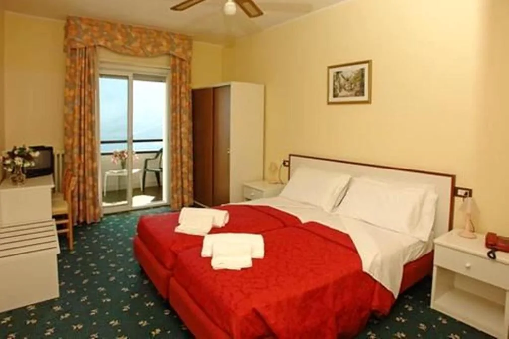 Double Room/Twin Room with Lake View — Village Bazzanega – Montagnoli Group