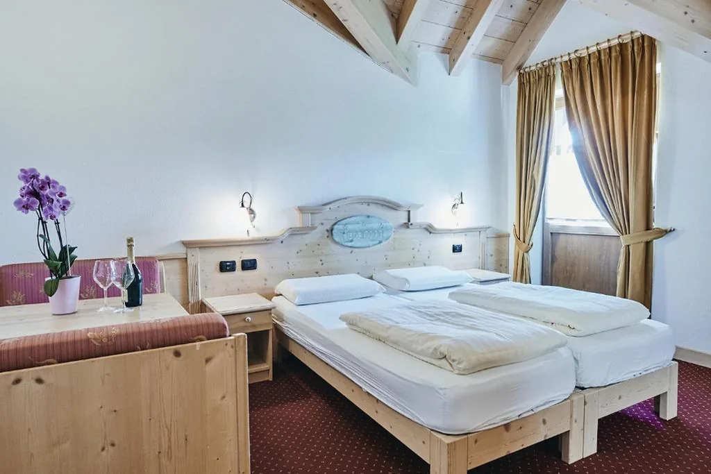 Double Room with Twin Beds — Hotel 2000