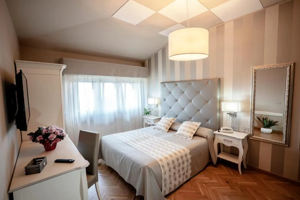 Camera Matrimoniale/Doppia con Letti Singoli — Hotel Bellevue