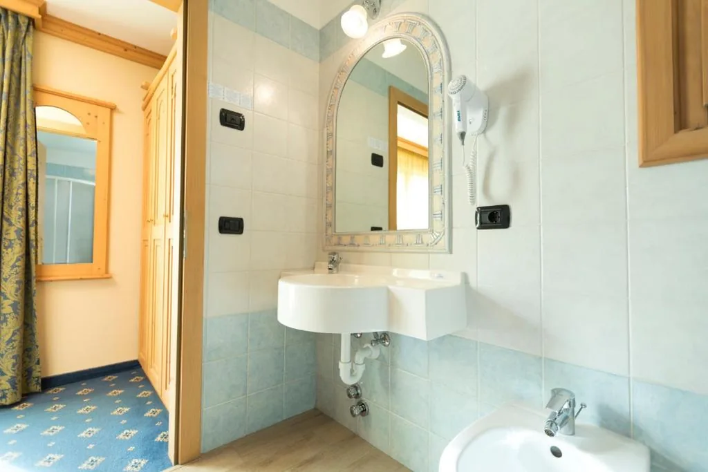 Double/Twin Room — Hotel Champagne