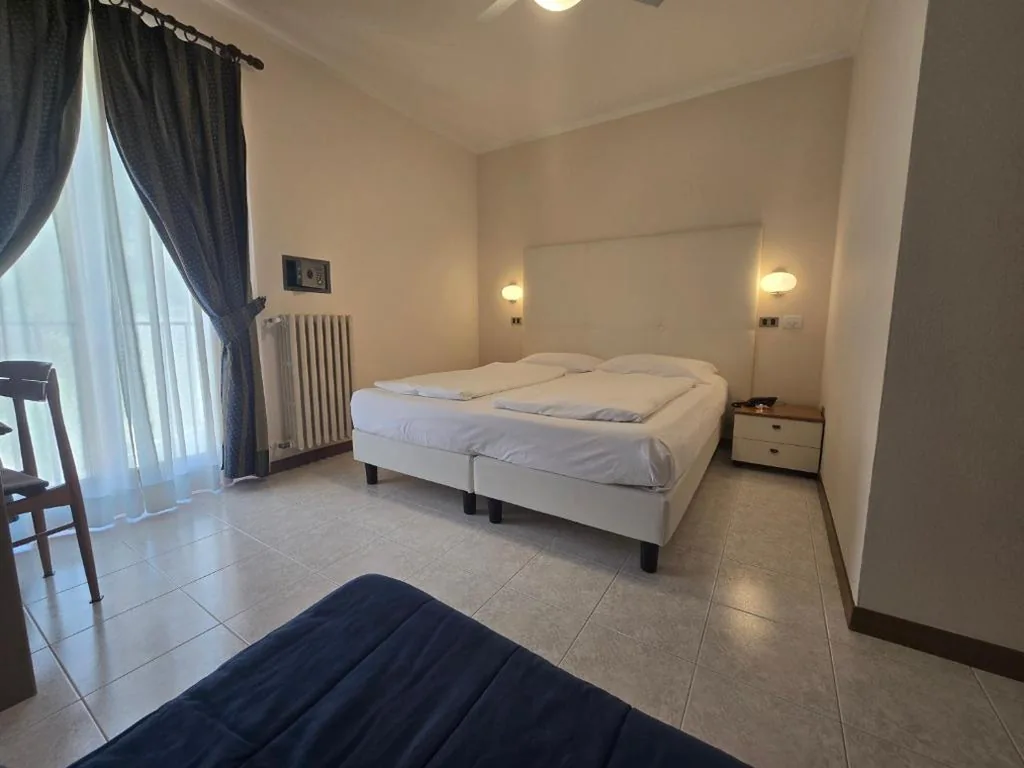Camera Matrimoniale/Doppia con Letti Singoli — Hotel Gallo