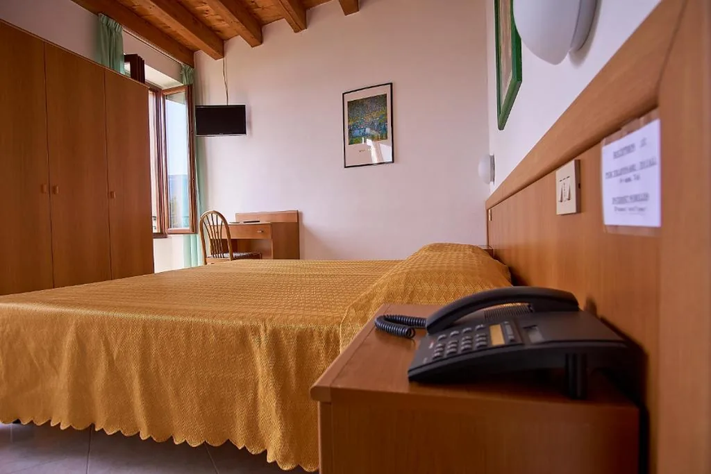 Camera Matrimoniale/Doppia con Letti Singoli — Hotel Tiziana Garnì