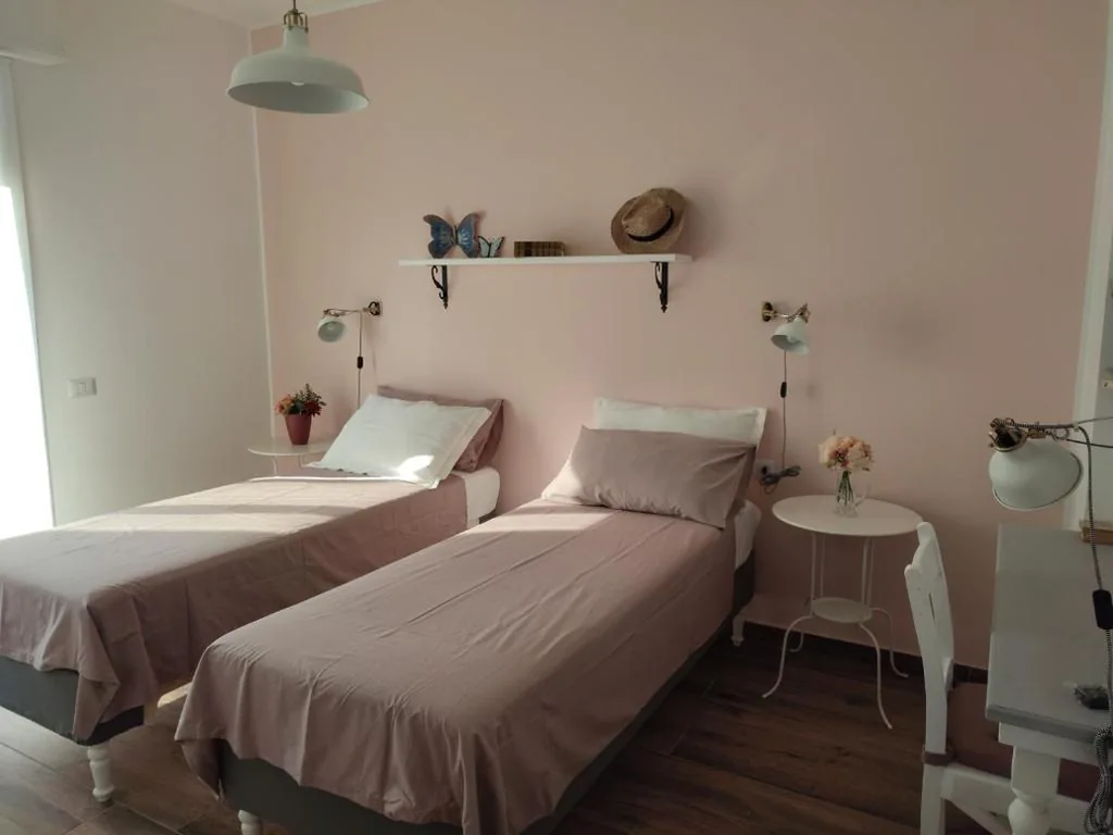 Camera Matrimoniale/Doppia con Letti Singoli — LORA GIUSTA GUEST HOUSE