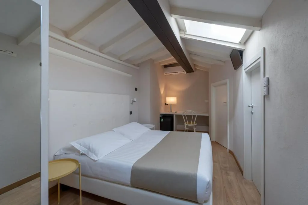 Double/Twin Room — Residenza Accademia, MantegnaHotels