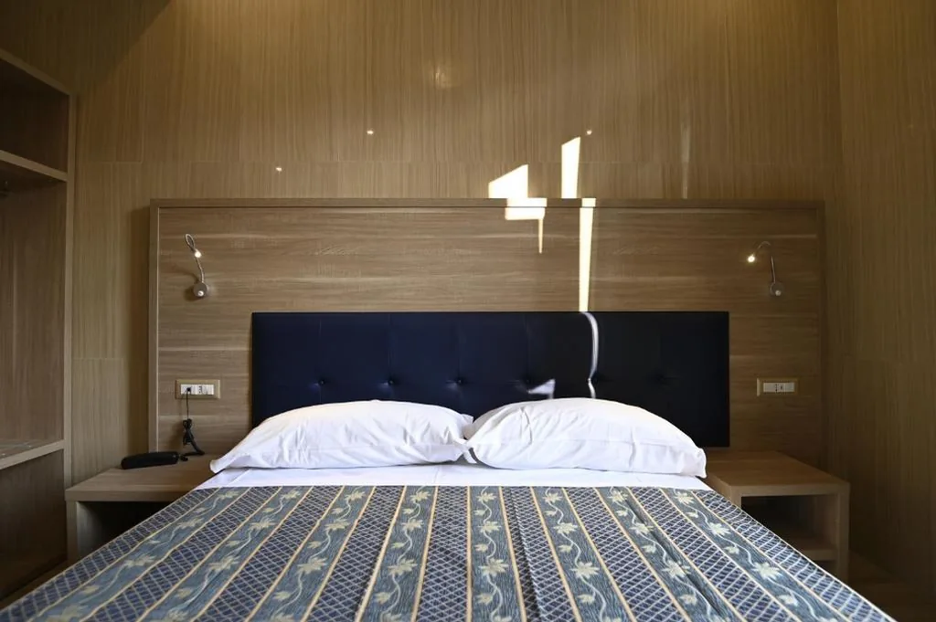 Double Room — Hotel Midway