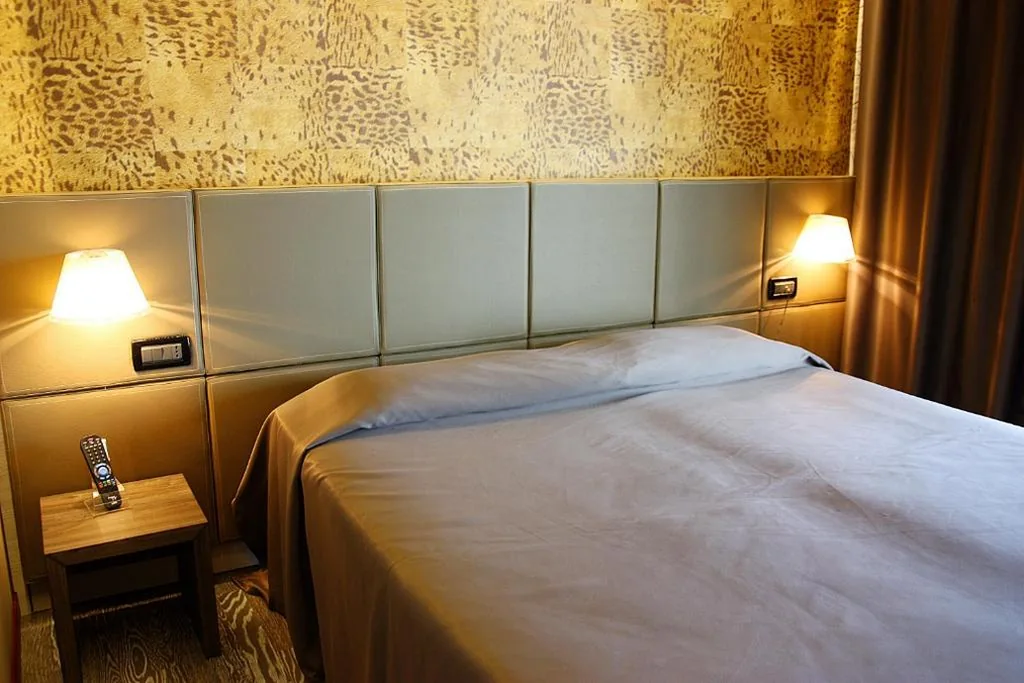 Luxury Double Room with Lake View — Hotel Aurora