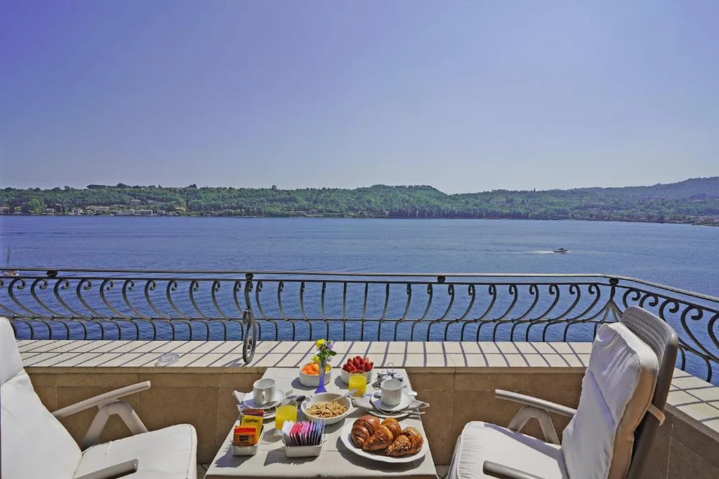 Luxury Double Room with Lake View — Hotel Vigna