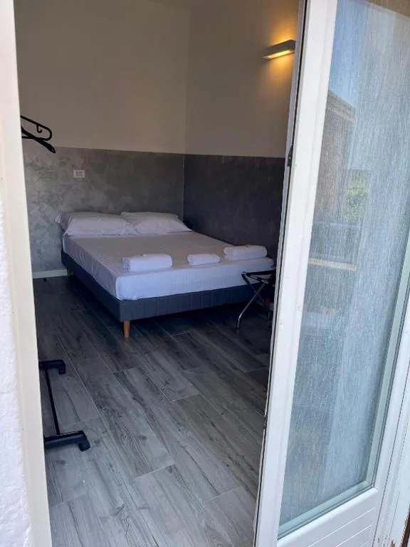 Small Double Room — BERGAMO AIRPORT ROOMS Self check-in