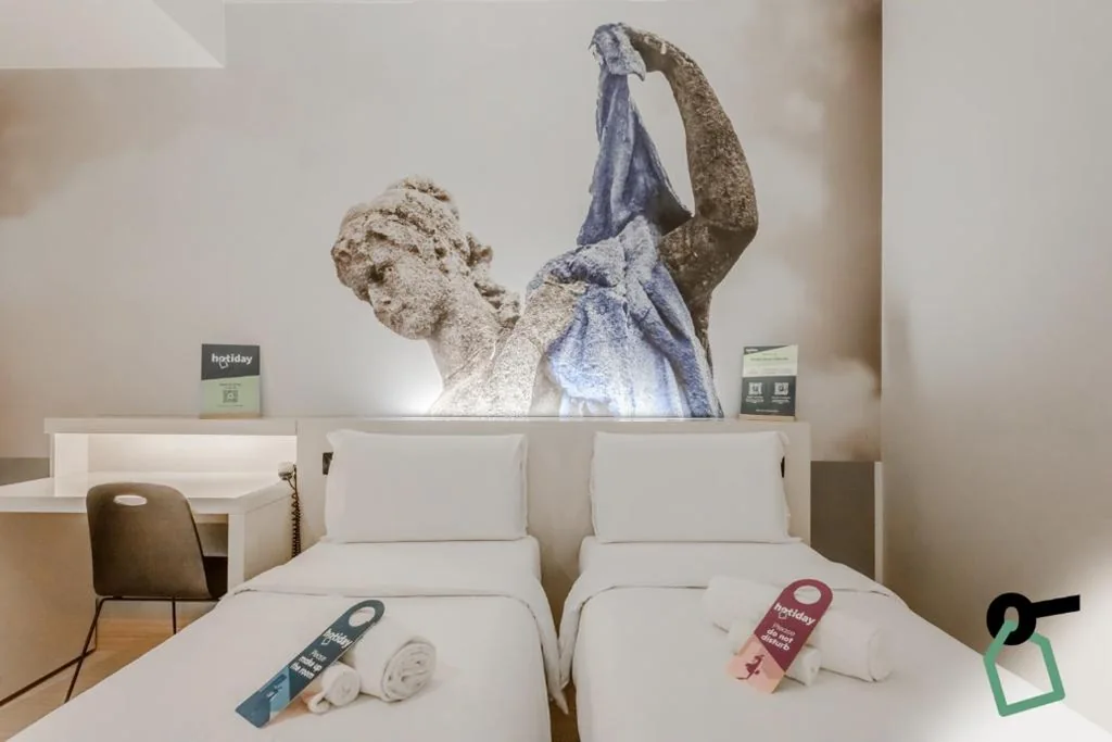 Small Double Room — Hotiday Como Paoli