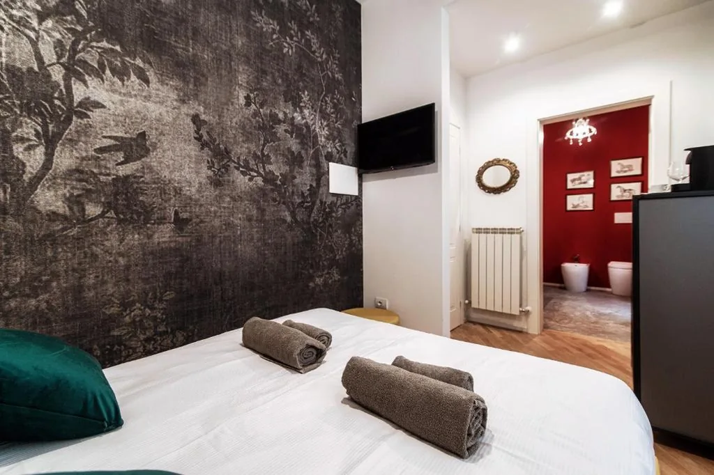 Camera Matrimoniale Piccola — Lake Vibes Suites by “The House Of Travelers”