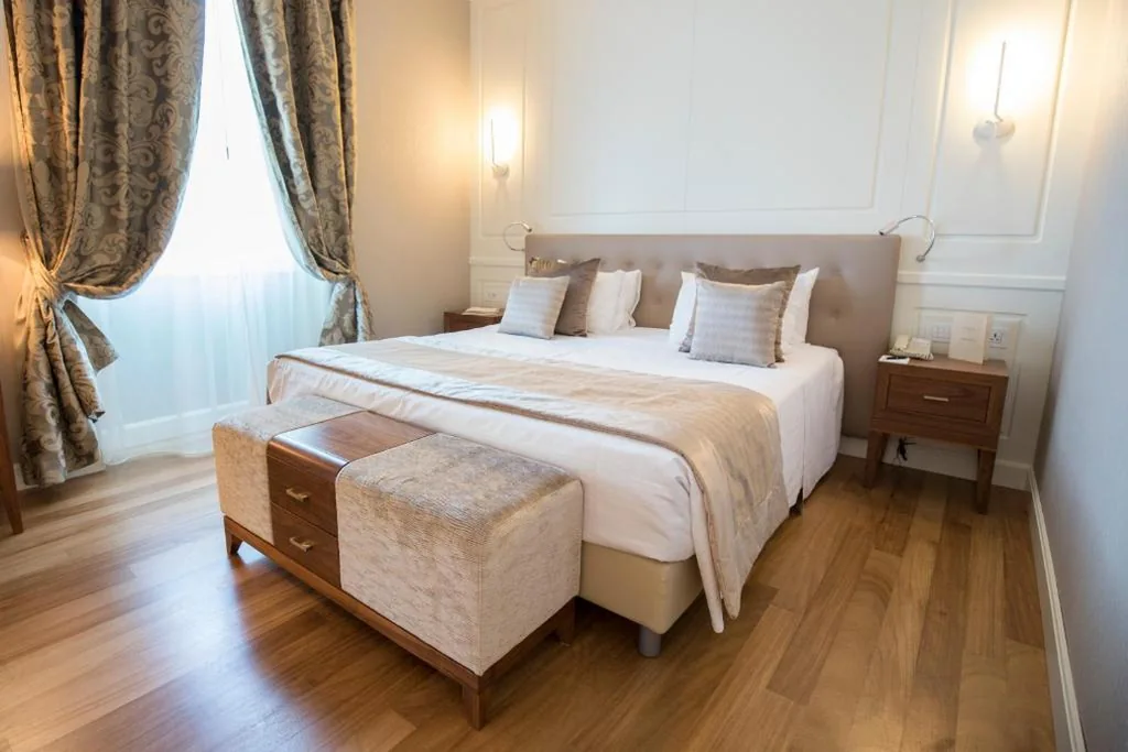 Prestige Double Room with Lake View — Grand Hotel Terme Sirmione