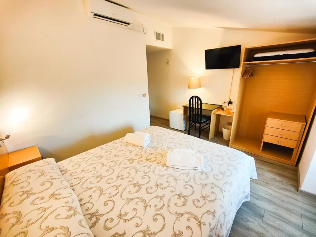 Camera Matrimoniale Standard — Albergo B&B Tenesi