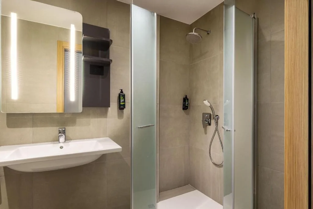 Standard Double Room — B&B HOTEL Como Baradello