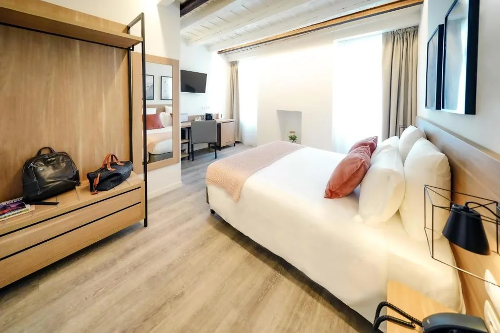 Standard Double Room — Bergamo Inn 15