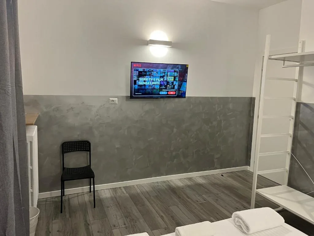 Standard Double Room with Shared Bathroom — BERGAMO AIRPORT ROOMS Self check-in