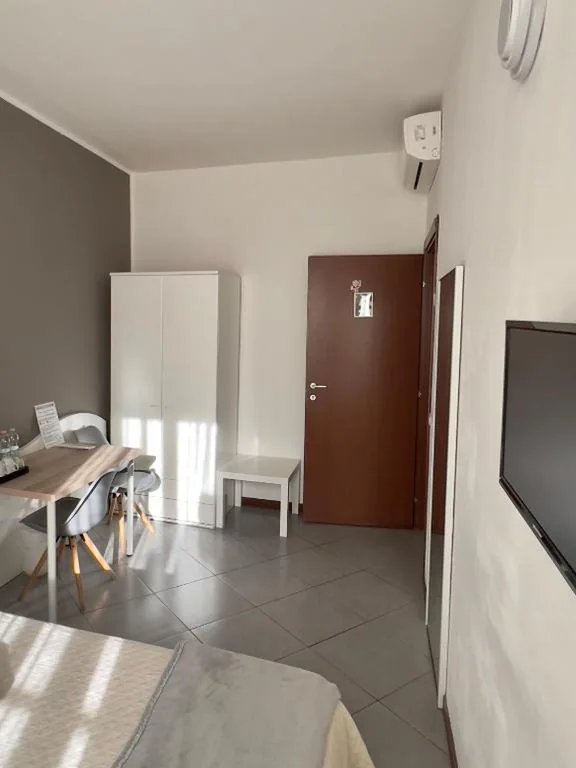 Camera Matrimoniale Standard con Bagno in Comune — Guest House Brianza Room