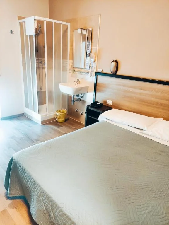 Standard Double Room with Shared Bathroom — Hotel Salus